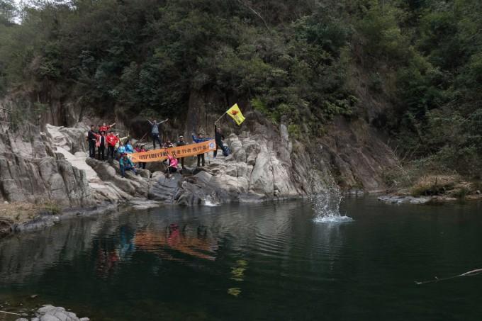 非遗传承人“指尖”上的年味儿，73岁白发奶奶现场剪纸引围观