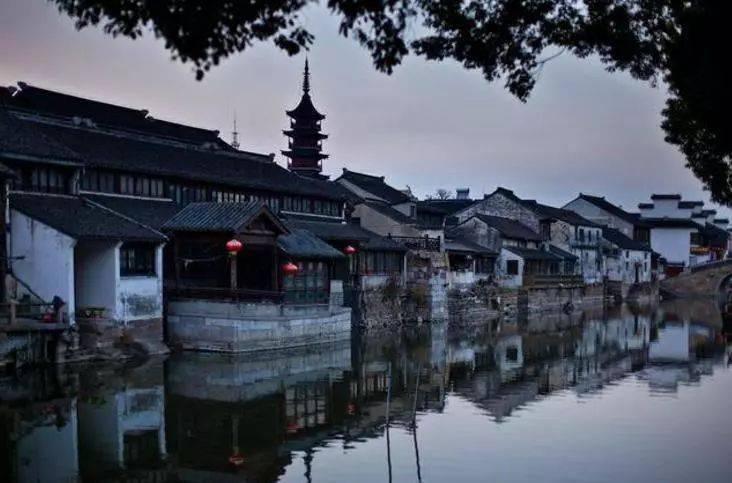 《摇滚狂花》彭莱与白天都无比叛逆，原生家庭不幸福的人都是这样的吗？游戏画面